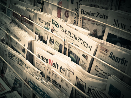 Photo: A variety of German newspapers are displayed at a newspaper stand.