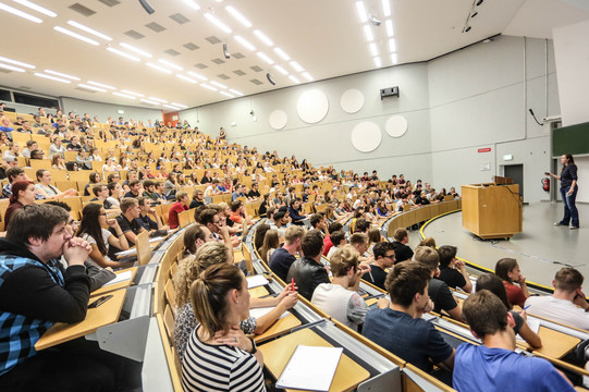 Students sitting in a lecture in the lecture hall.